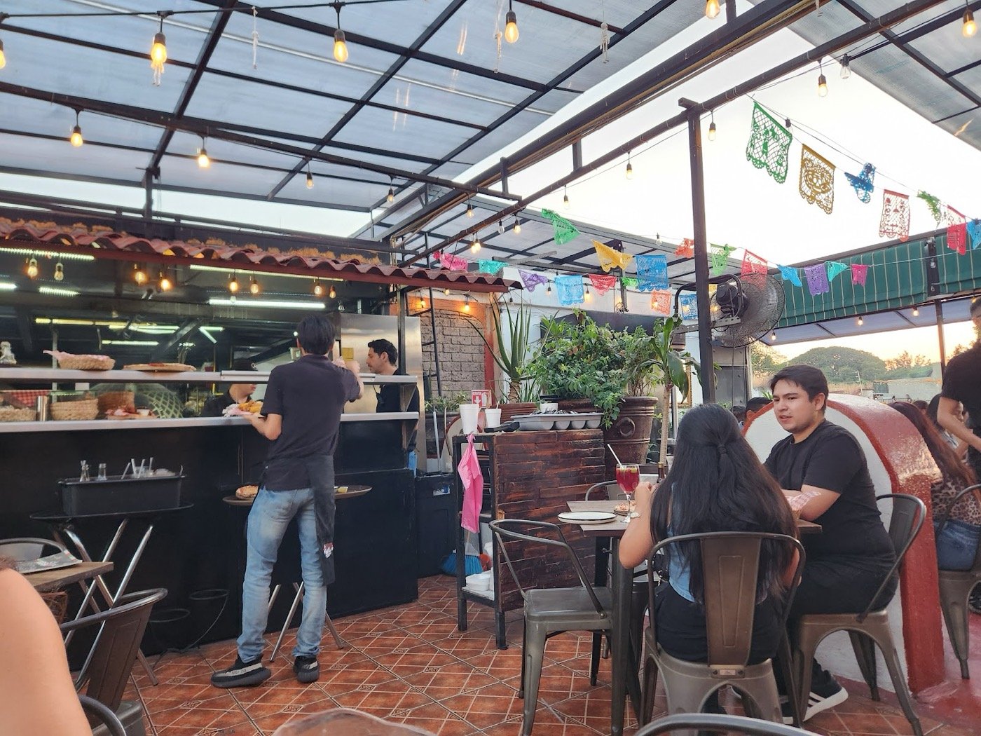 Terraza de la planta alta con barra