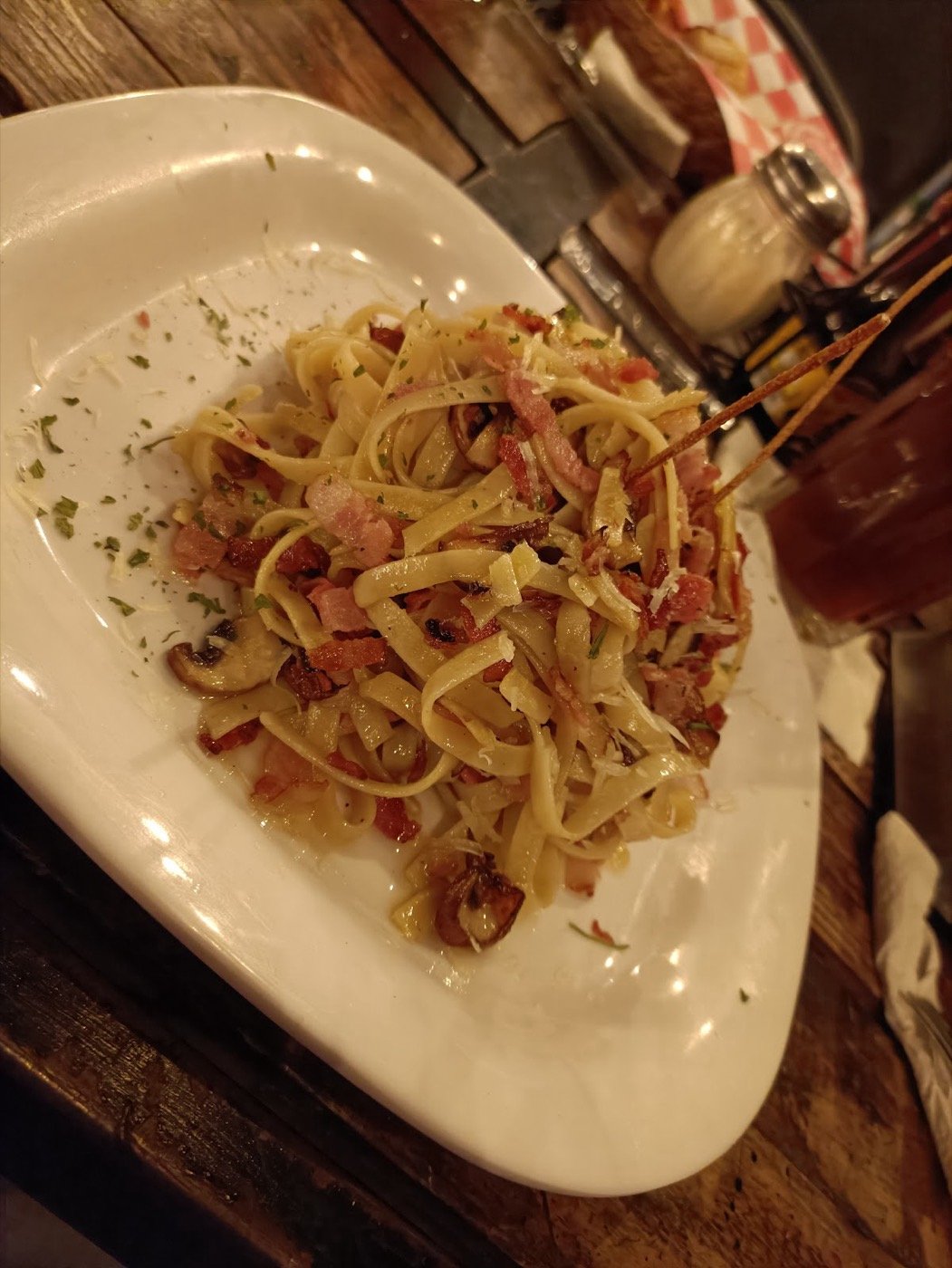 Fettuccine en plato blanco