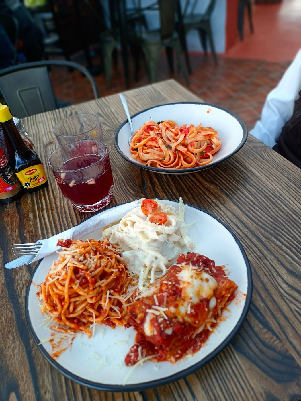 Platos de pasta sobre la mesa