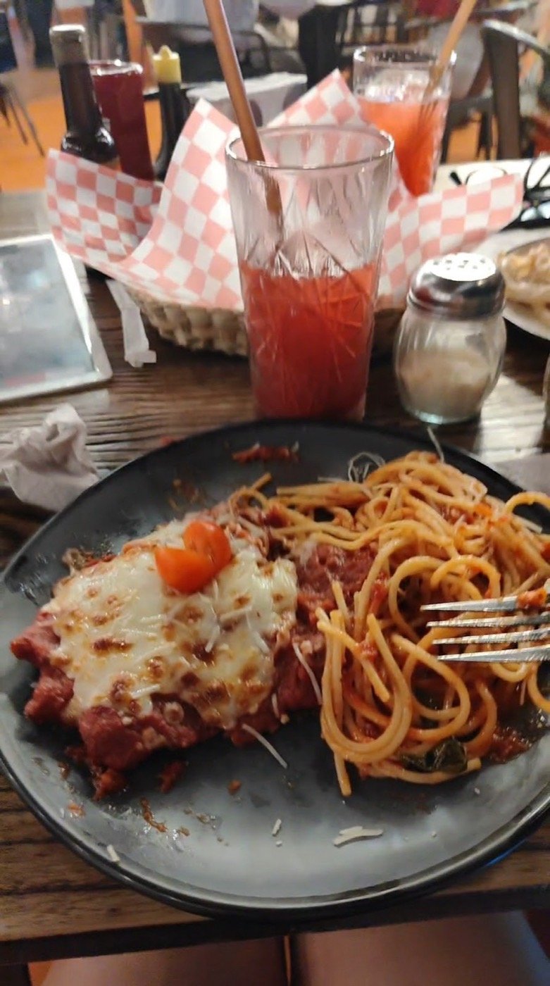 Pollo a la parmesana con spaghetti